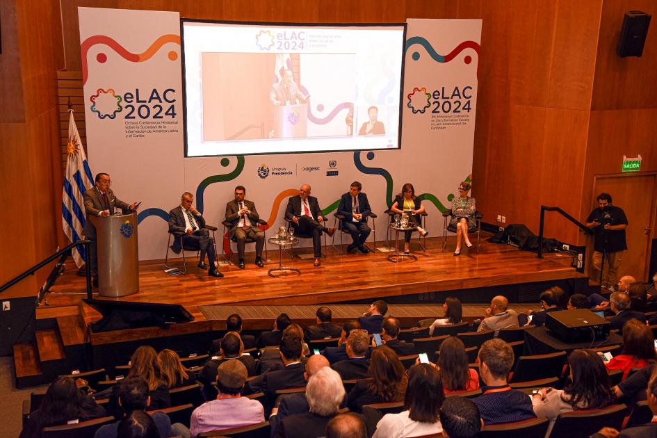 El evento se desarrolló en la Torre Ejecutiva Anexa Vista del panel en que participó Verri y del público; sobre el panel hay u na gran pantalla