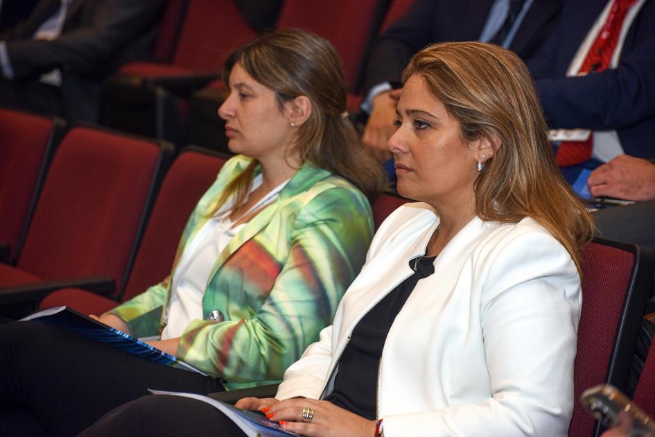 Directora nacional de Industrias, Susana Pecoy Directora Susana Pecoy, en el público, junto a una mujer