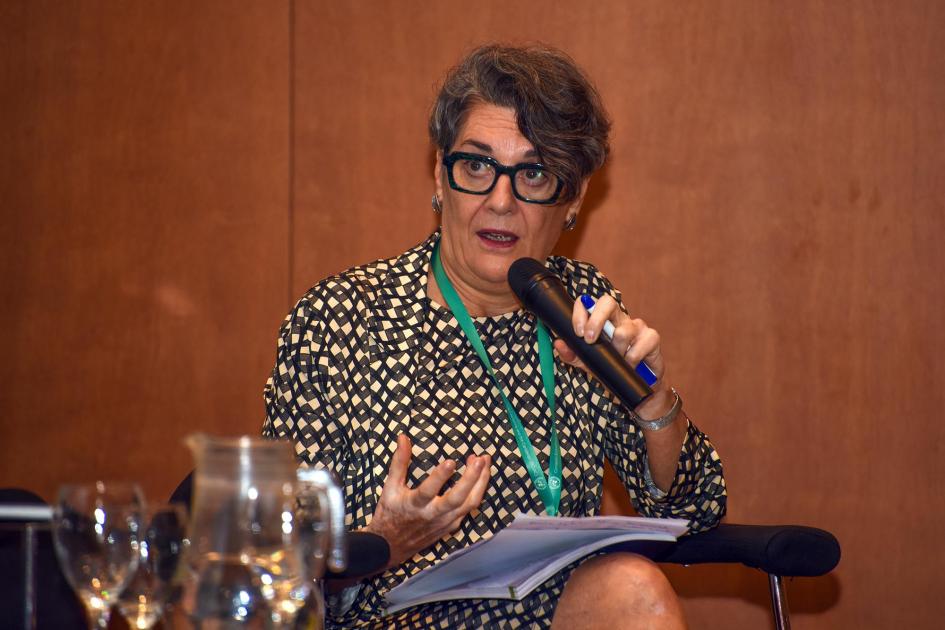 Anna Terrón, de España Anna Terrón sostiene el micrófono y tiene notas sobre las piernas