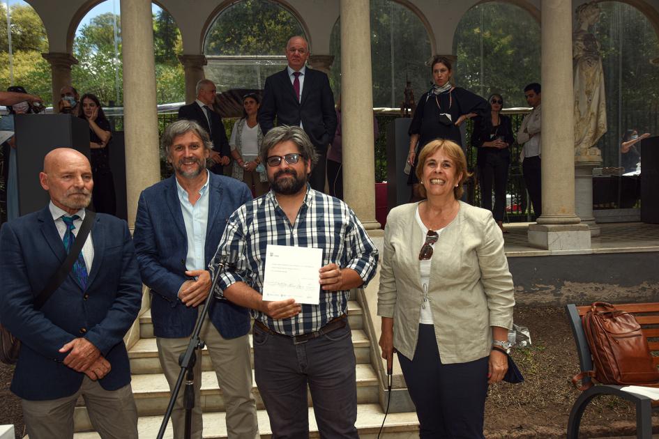 Autoridades entregan premio