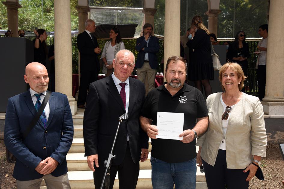 Entrega de premio a cargo del ministro interino Walter Verri, junto a Antía y De Betolaza