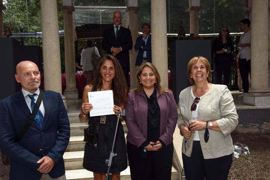 Entrega de premio a cargo de la directora de Industrias, Susana Pecoy, junto a Antía y De Betolaza