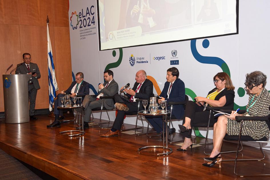 Panel en el que participó el ministro interino Walter Verri Verri, tres hombres y dos mujeres están sentados en sillas individuales; hay un maestro de ceremonia