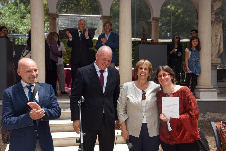 Autoridades entregan premio