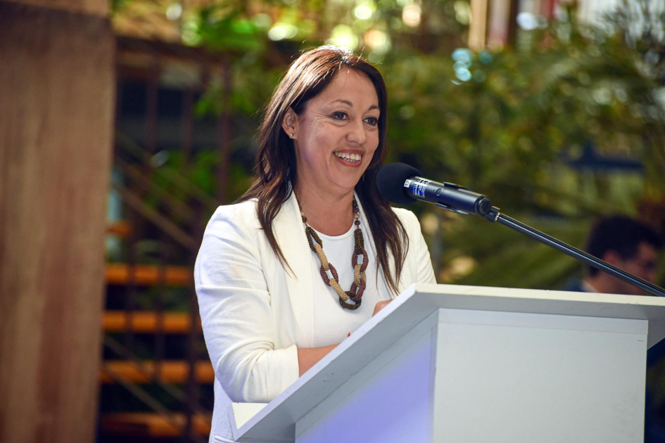 Ministra Fernanda Cardona Cardona habla desde un atril