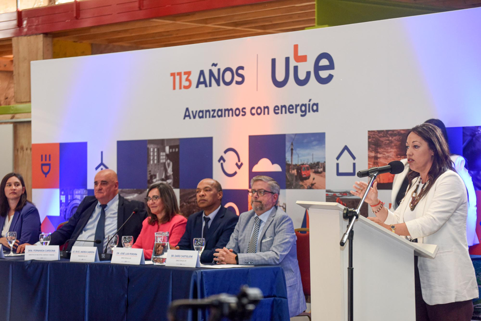 Aniversario de UTE Cardona habla desde un atril; al lado, mesa de autoridades