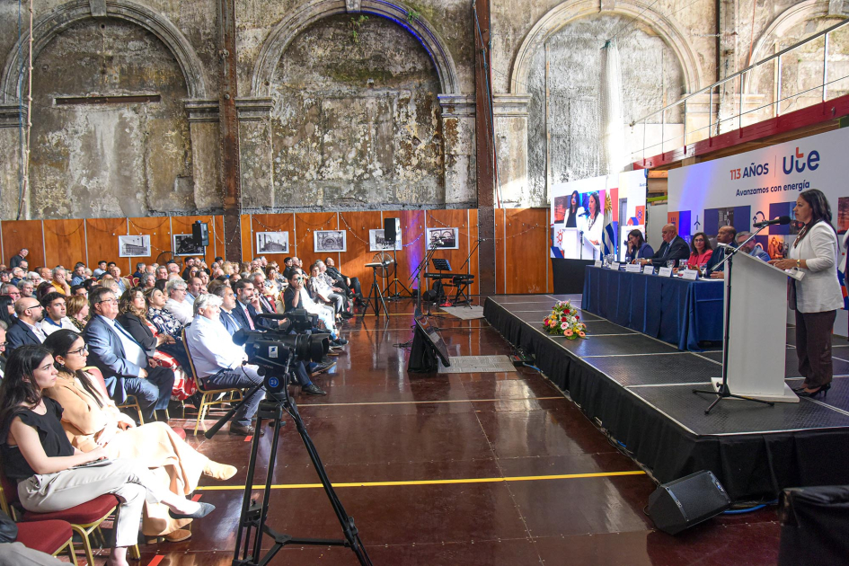 Aniversario de UTE Cardona en atril; en frente, público
