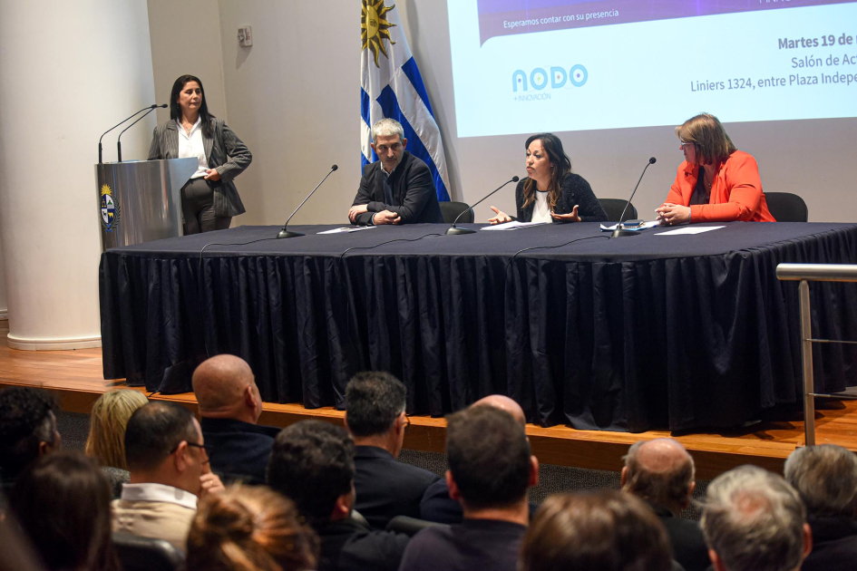 Caggini, Cardona y Verderese En mesa que se encuentra sobre tarima están Caggini, Cardona y Verderese.