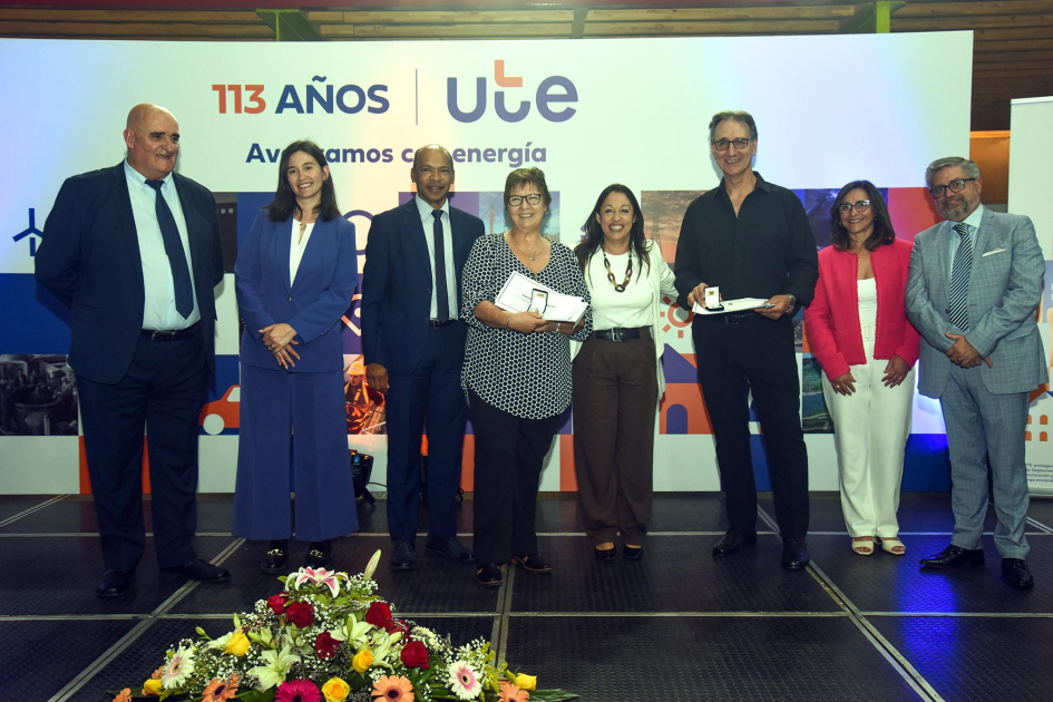 Aniversario de UTE Autoridades, de pie; entregan premio a funcionaria