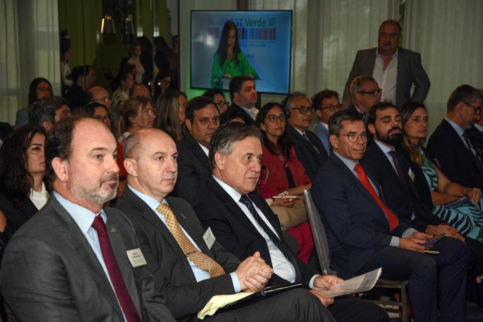 Autoridades entre el público participante Público; en la primera fila, las autoridades