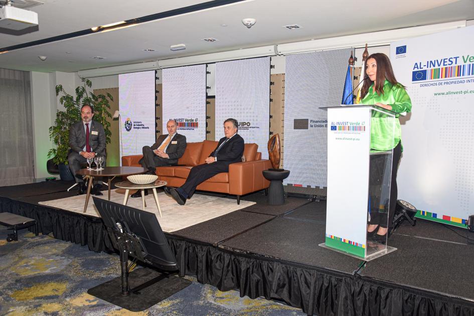 En el panel de apertura expusieron Paganini, Berizzi y De Medrano Maestra de ceremonias en un atril; en sillones, Paganini, Berizzi y De Medrano
