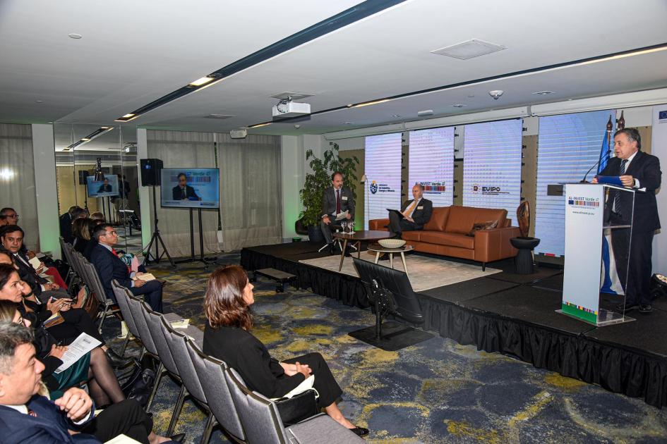 La actividad se desarrolló en el Hotel Hyatt Centric Montevideo Vista del público y del ministro Paganini hablando en un atril