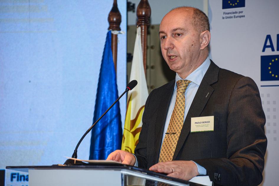 embajador de la Delegación de la Unión Europea (UE) en Uruguay, Paolo Berizzi, habla en atril