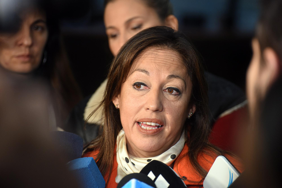 Ministra Cardona Ministra Cardona habla a micrófono