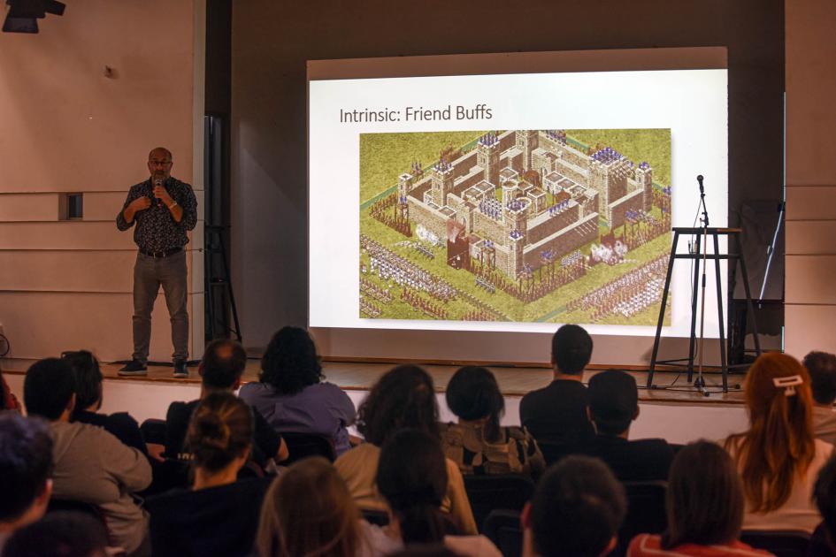 El experto internacional Jason Della Rocca realizó un Business Bootcamp Un hombre, en un escenario con una gran pantalla, habla ante el público