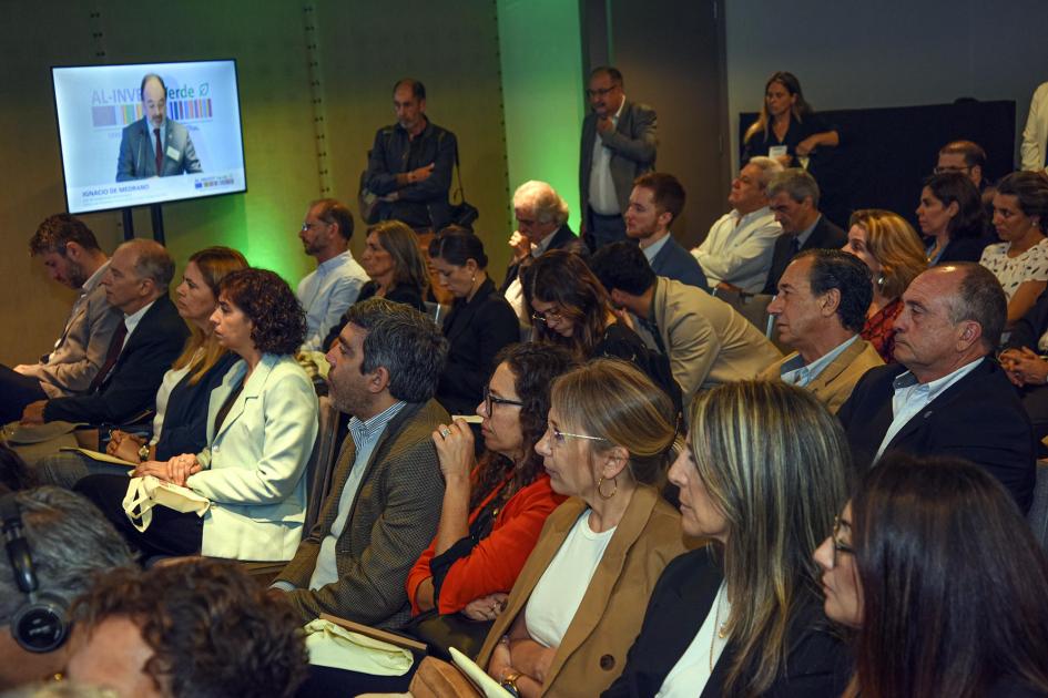 Público de la actividad Público en la actividad; a su lado se ve una pantalla con el ponente