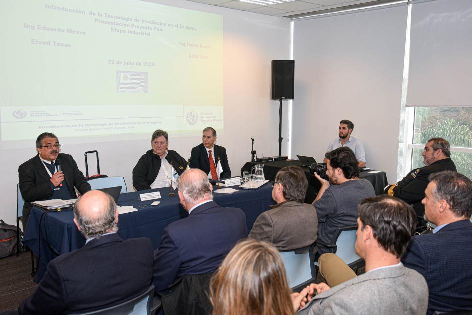 El evento se realizó en la Torre Ejecutiva (Anexo) Al fondo, mesa de expositores; más cerca, de espaldas, el público