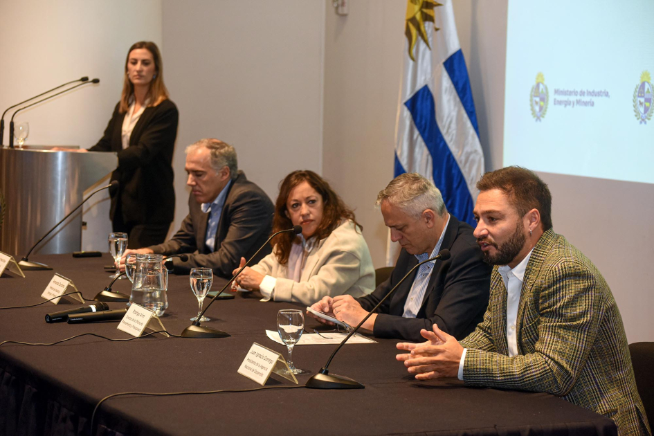 Lanzamiento del Programa de Desarrollo de Proveedores Nacionales de UPM 2026: mesa de autoridades Dorrego habla junto a Arim, Cardona y Mantiñan; detrás, bandera uruguaya y maestra de ceremonias