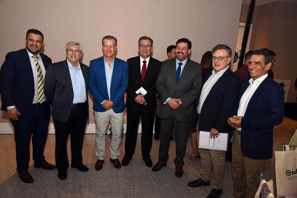 Autoridades al inicio del evento Autoridades posan de pie para la foto; son siete hombres