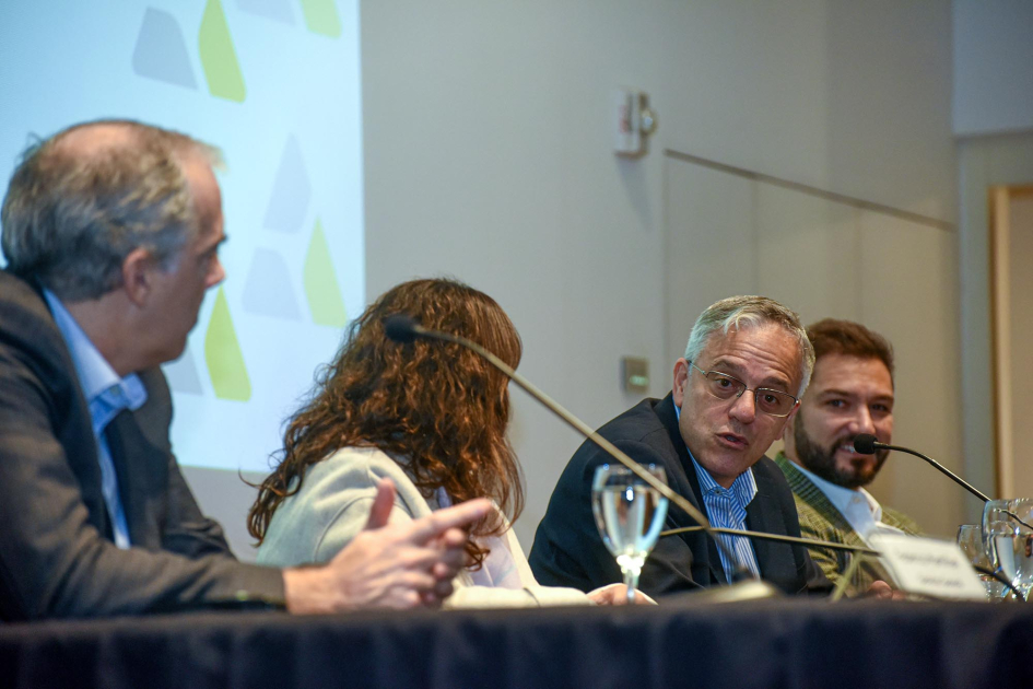 Lanzamiento del Programa de Desarrollo de Proveedores Nacionales de UPM 2026: mesa de autoridades Arim habla junto a Cardona, Dorrego y Mantiñan; detrás, pantalla