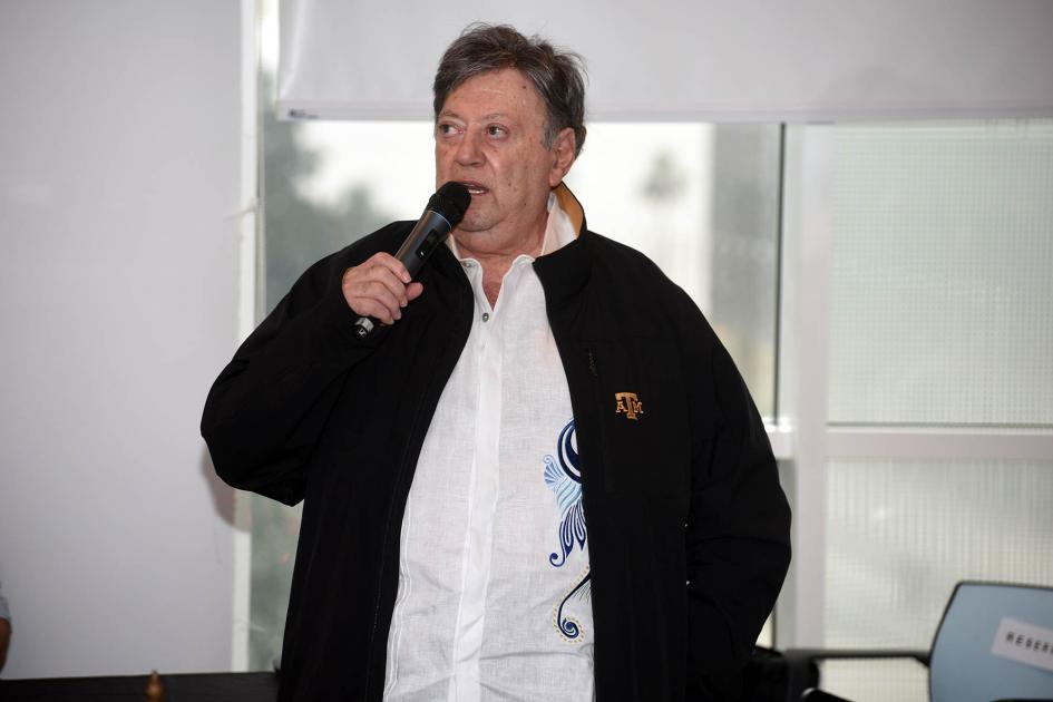 Ing. Gerardo Meave, de Efoods Imports Inc. Meave habla con un micrófono, de pie