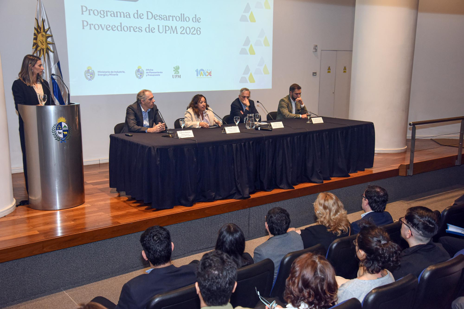 Lanzamiento del Programa de Desarrollo de Proveedores Nacionales de UPM 2026 Encima de un escenario, mesa de autoridades, maestra de ceremonias y pantalla; más cerca, público