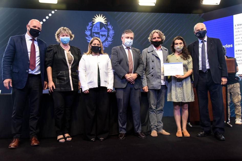 Empresa beneficiaria recibe certificado de las autoridades: Vitanna Empresa beneficiaria recibe certificado de las autoridades: Vitanna