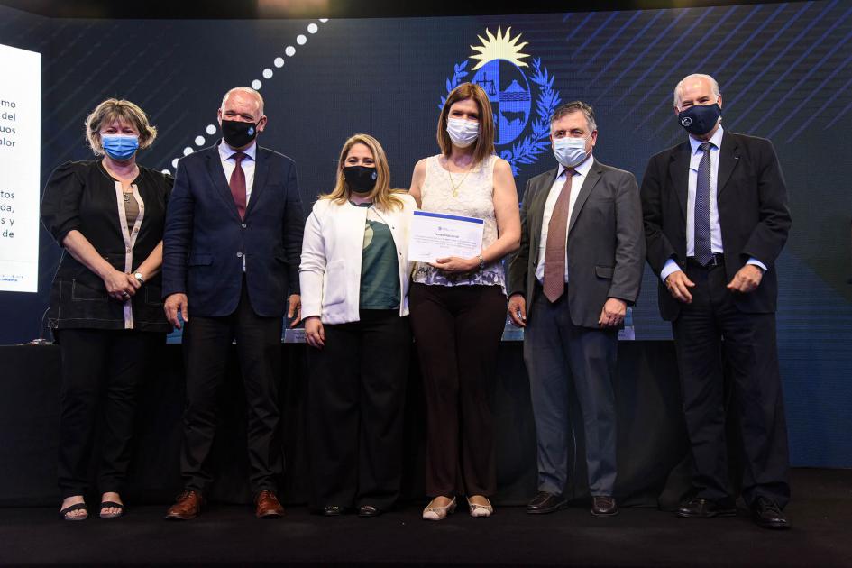 Empresa beneficiaria recibe certificado de las autoridades: Plamet Ltda. Empresa beneficiaria recibe certificado de las autoridades: Plamet Ltda.