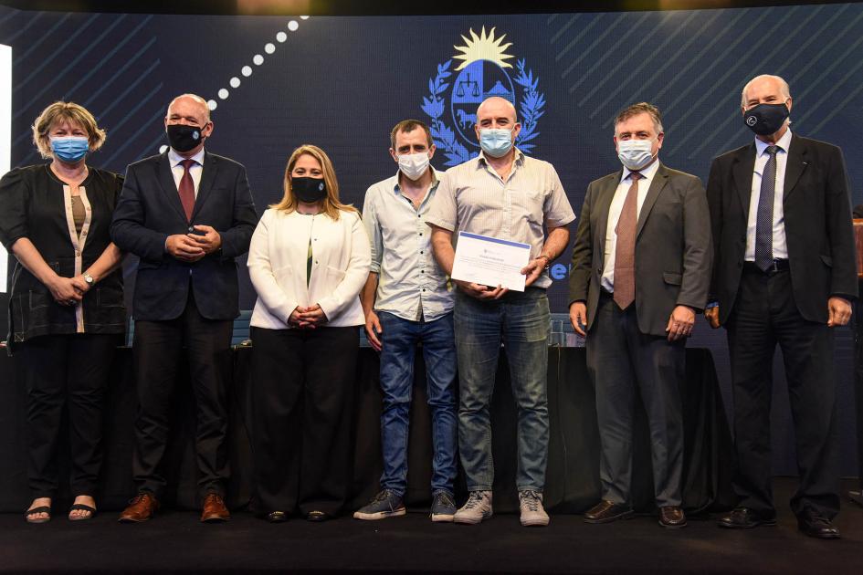 Empresa beneficiaria recibe certificado de las autoridades: Newlife Empresa beneficiaria recibe certificado de las autoridades: Newlife