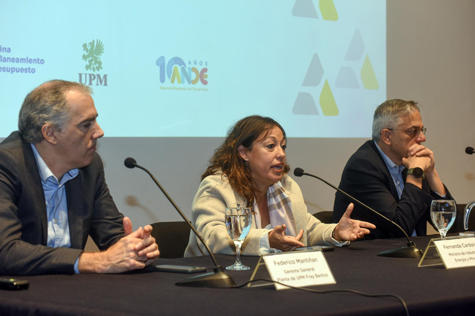 Lanzamiento del Programa de Desarrollo de Proveedores Nacionales de UPM 2026: mesa de autoridades Cardona habla junto a Arim y Mantiñan; detrás, pantalla