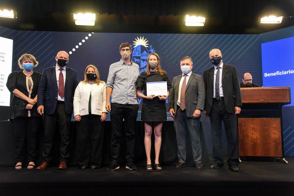 Empresa beneficiaria recibe diploma de autoridades: Ríccoli Empresa beneficiaria recibe diploma de autoridades: Ríccoli