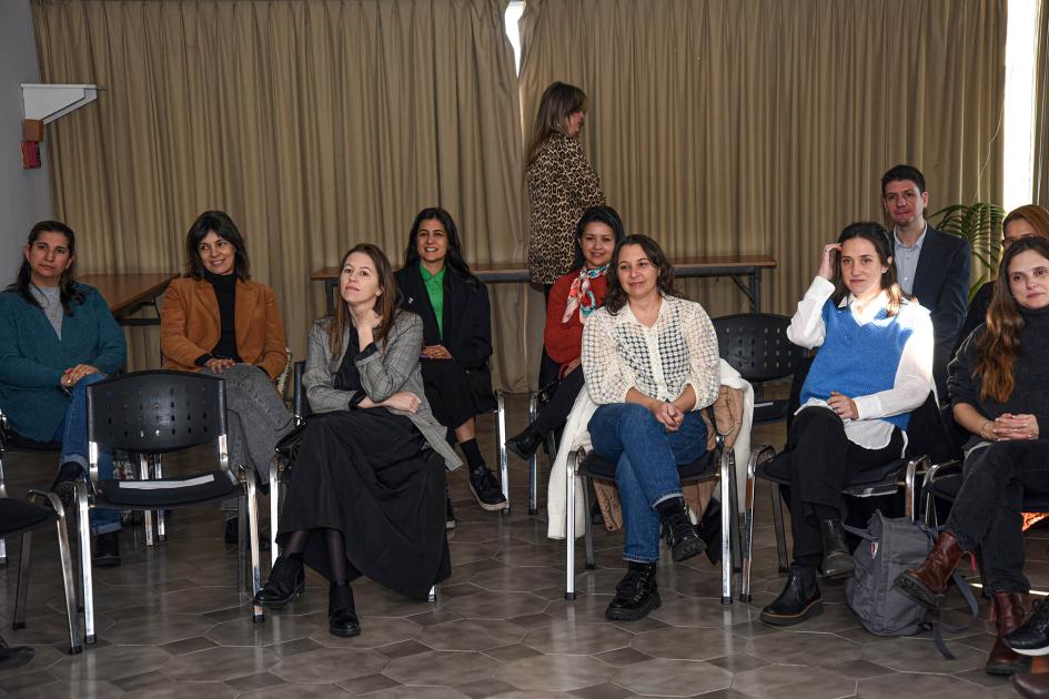 Emprendedoras Emprendedoras, sentadas; detrás, cortinas