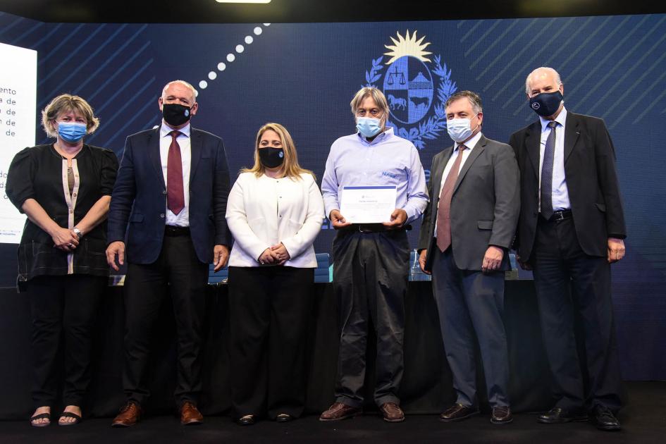 Empresa beneficiaria recibe certificado de las autoridades: Nutrisur SA Empresa beneficiaria recibe certificado de las autoridades: Nutrisur SA