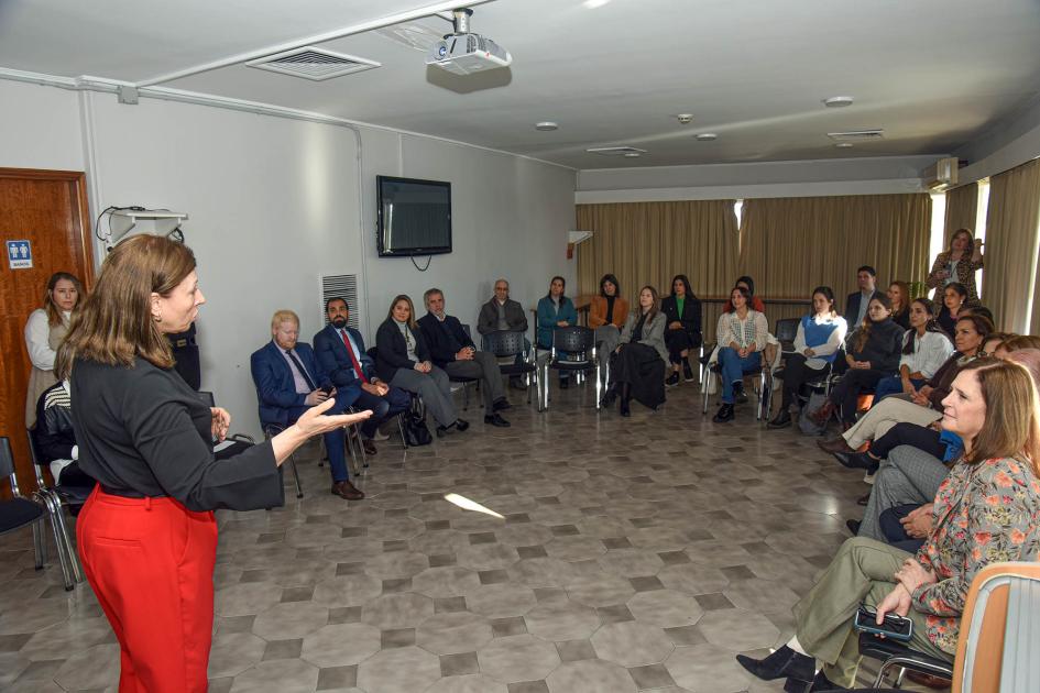 La actividad estuvo liderada por la encargada de la Unidad Especializada en Género, Patricia Romero Empresarias y autoridades sentadas casi en ronda; de pie y de espaldas, encargada de Género