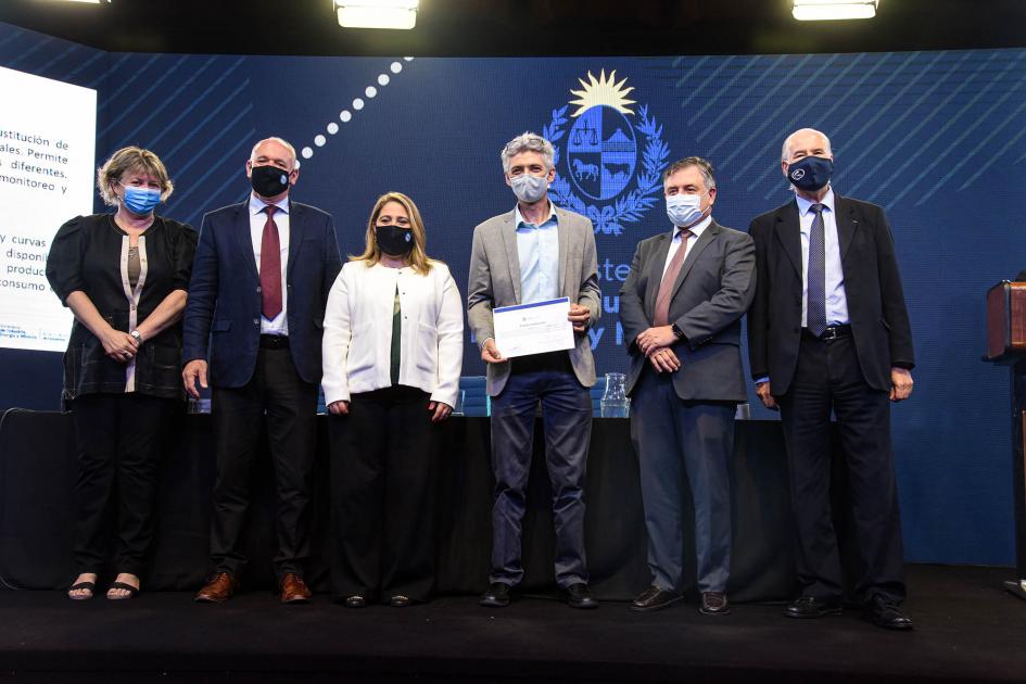 Empresa beneficiaria recibe certificado de las autoridades: Mepa SA Empresa beneficiaria recibe certificado de las autoridades: Mepa SA