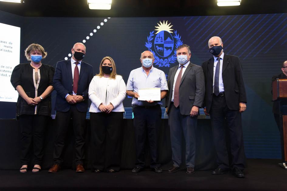 Empresa beneficiaria recibe certificado de las autoridades: Neigarsan SA Empresa beneficiaria recibe certificado de las autoridades: Neigarsan SA