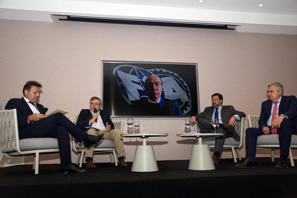 Panel en el que participó el ministro Omar Paganini Panel en el que participó el ministro Paganini: cuatro hombres sentados en sillones