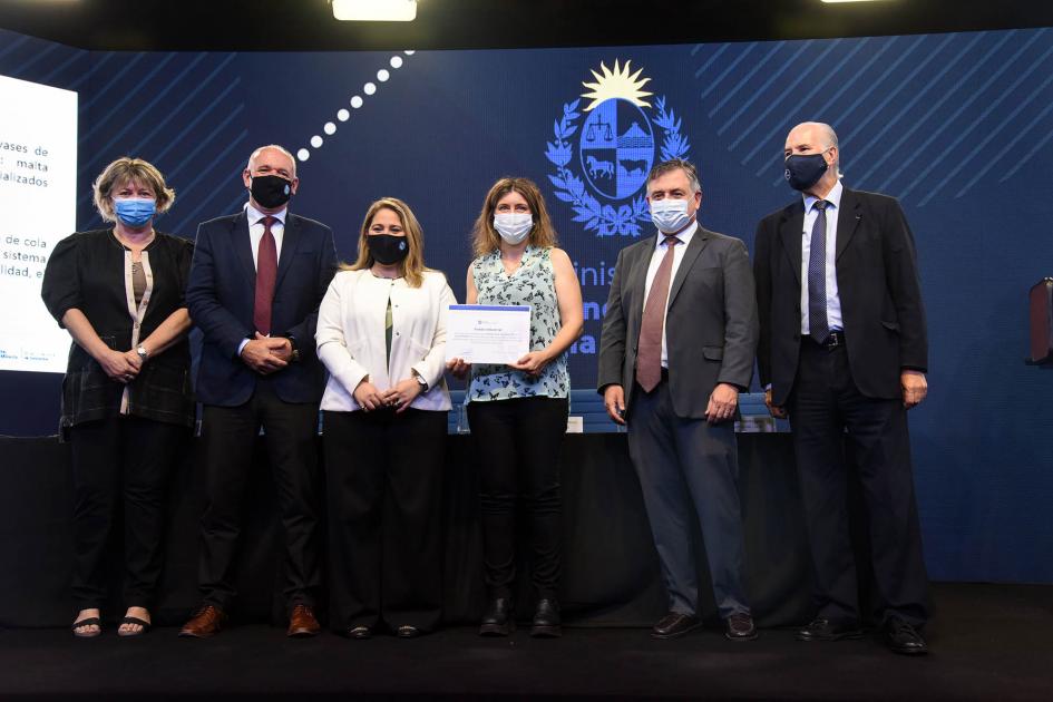 Empresa beneficiaria recibe certificado de las autoridades: Cervecería del Sur-Davok Empresa beneficiaria recibe certificado de las autoridades: Cervecería del Sur-Davok