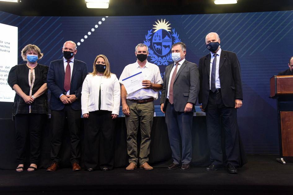 Empresa beneficiaria recibe certificado de las autoridades: Ricardo Ahlers Suhr Empresa beneficiaria recibe certificado de las autoridades: Ricardo Ahlers Suhr