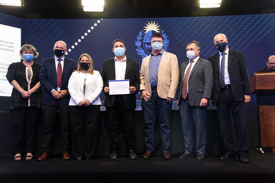 Empresa beneficiaria recibe certificado de las autoridades: Cooperativa de trabajo Molino Florida Empresa beneficiaria recibe certificado de las autoridades: Cooperativa de trabajo Molino Florida