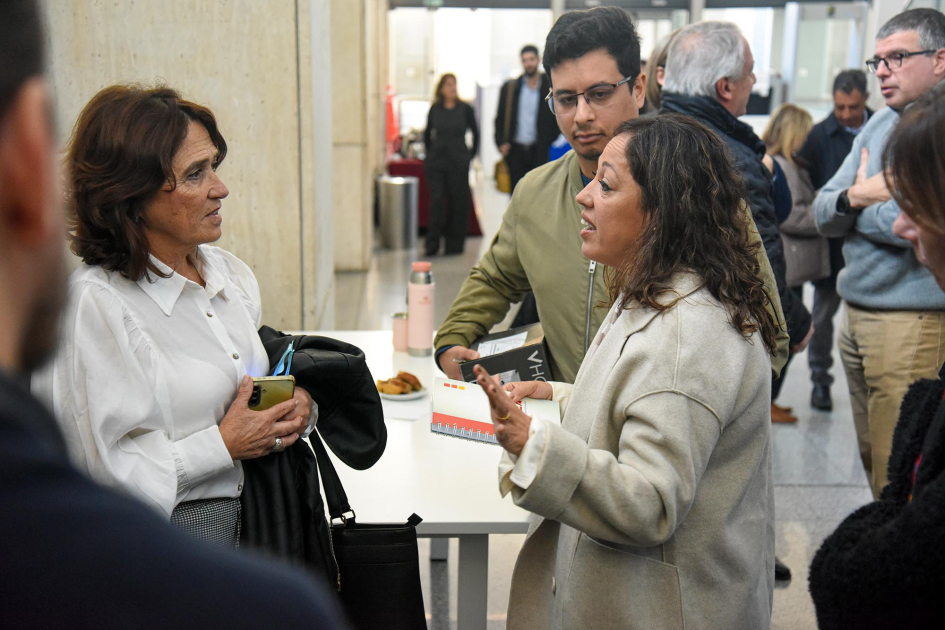 La ministra Fernanda Cardona dialogó con emprendedoras y emprendedores que participaron Cardona dialoga con una mujer; a su lado, un hombre; detrás, otras personas