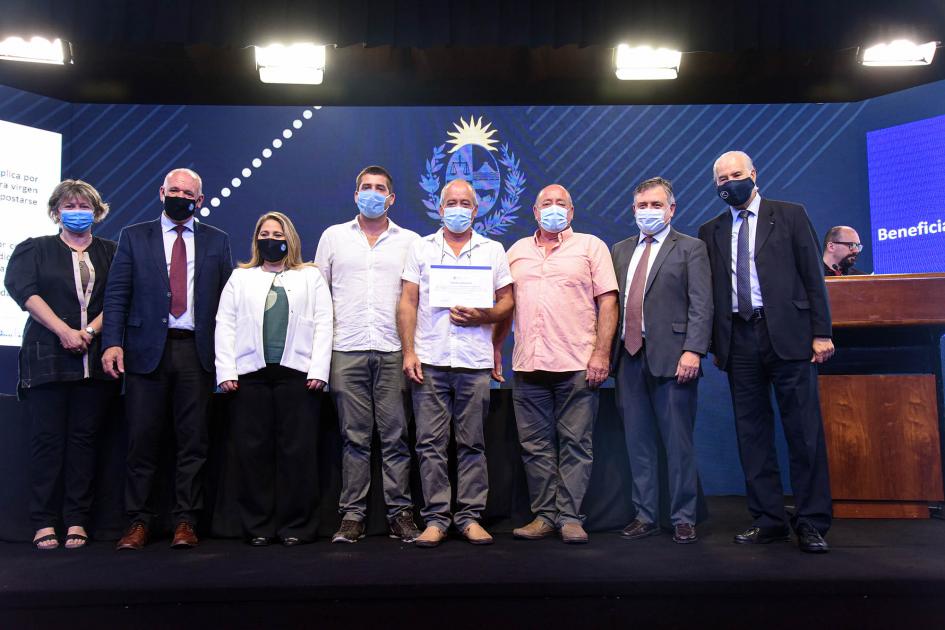 Empresa beneficiaria recibe certificado de las autoridades: Rodríguez Hnos. SRL Empresa beneficiaria recibe certificado de las autoridades: Rodríguez Hnos. SRL