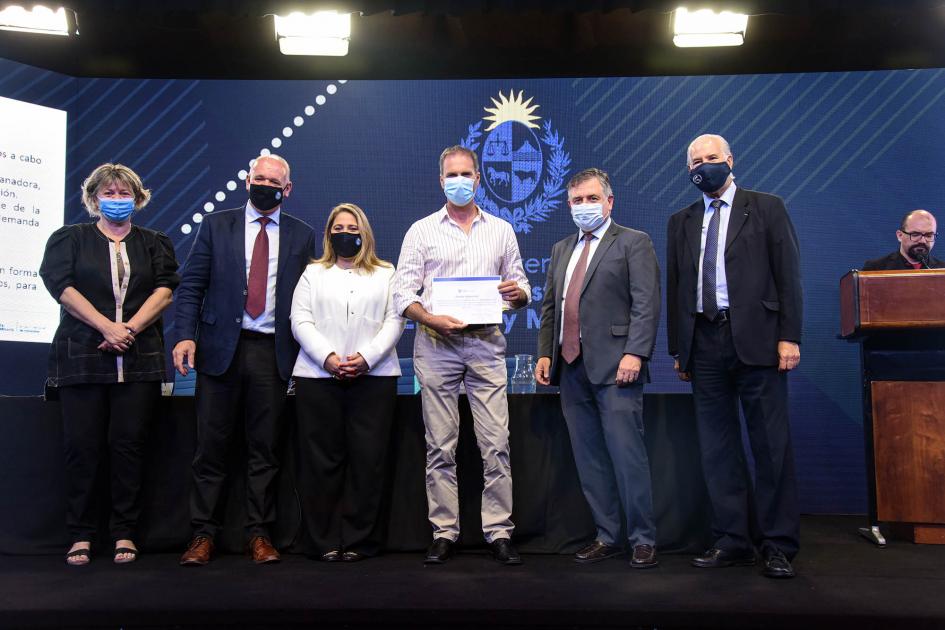 Empresa beneficiaria recibe certificado de las autoridades: Lamitex SA Empresa beneficiaria recibe certificado de las autoridades: Lamitex SA
