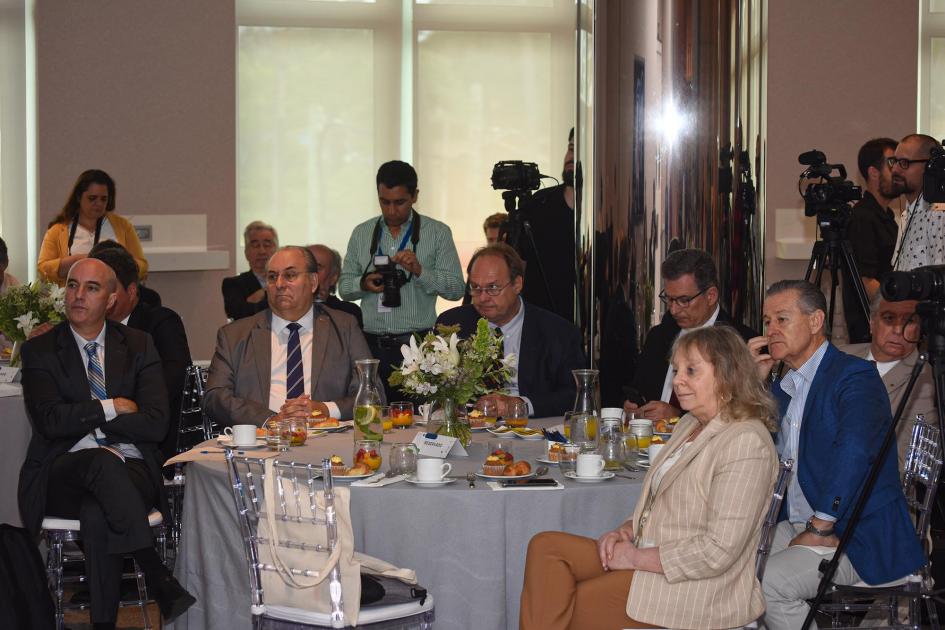 Mesa de autoridades Mesa redonda con autoridades