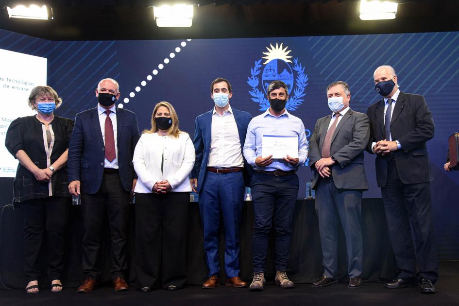 Empresa beneficiaria recibe certificado de las autoridades: Maestros Cafeteros SRL Empresa beneficiaria recibe certificado de las autoridades: Maestros Cafeteros SRL