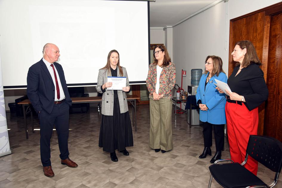 Florencia Cioli, de Ríccoli, relató su experiencia como empresaria Florencia Cioli sostiene su diploma y dialoga con autoridades; detrás, pantalla
