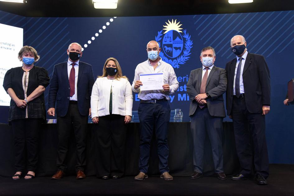 Empresa beneficiaria recibe certificado de las autoridades: Aníbal Tomás Ceballos Sánchez Empresa beneficiaria recibe certificado de las autoridades: Aníbal Tomás Ceballos Sánchez