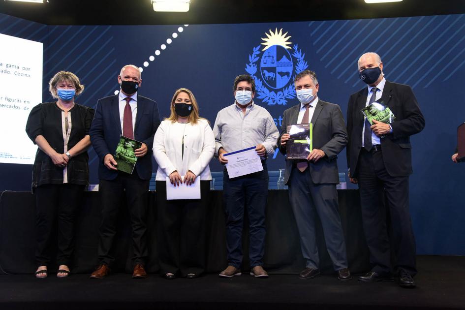 Empresa beneficiaria recibe certificado de las autoridades: Naturplus SA Empresa beneficiaria recibe certificado de las autoridades: Naturplus SA