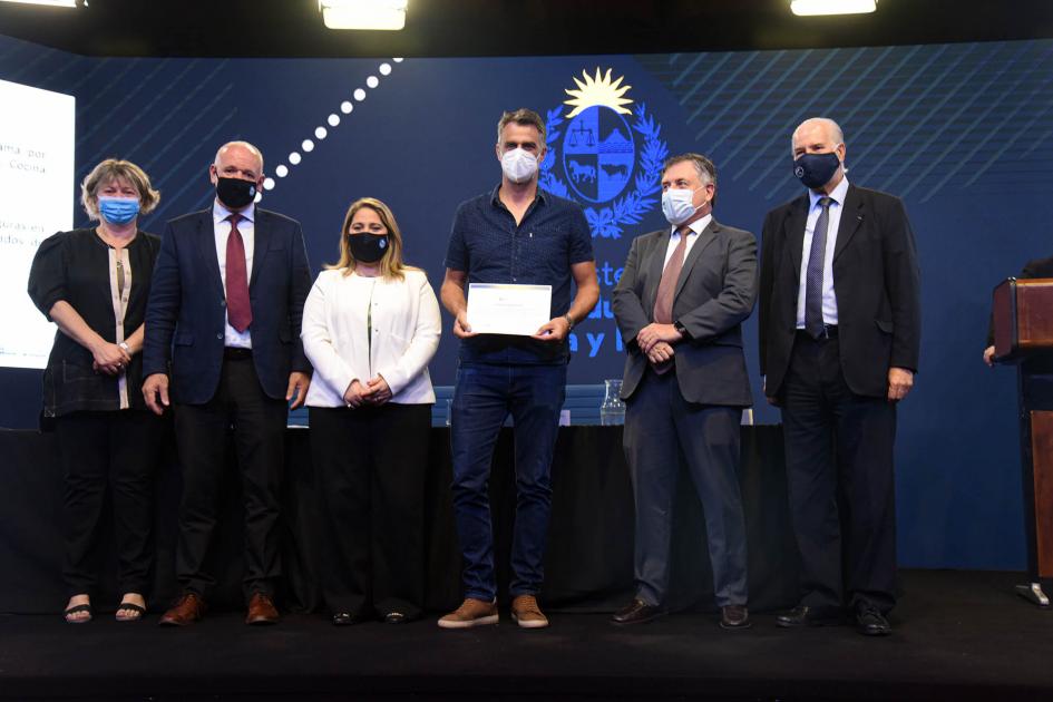 Empresa beneficiaria recibe certificado de las autoridades: Leonardo Eatzen Viñals Ivanich Empresa beneficiaria recibe certificado de las autoridades: Leonardo Eatzen Viñals Ivanich
