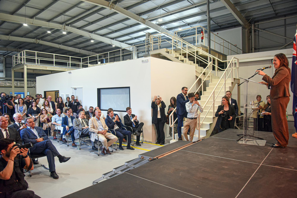 Inauguración de MonteSera Ministra habla en un atril (de perfil); al frente, público